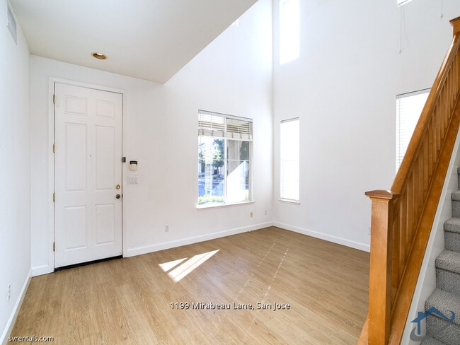Foto del edificio - 1199 Mirabeau Ln