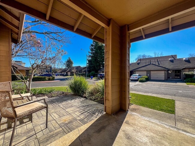 Foto del edificio - Beautifully Remodeled 2-Bedroom, 2-Bathroom Townhome with Single-Car Garage