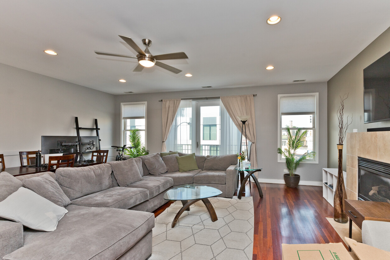 Foto principal - 1232 N Milwaukee Ave