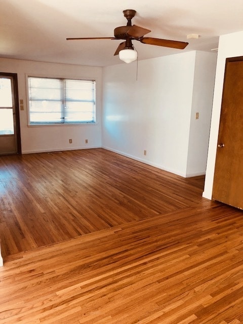 Building Photo - 3 Bedroom 2 Full Bath Home with Fireplace,...