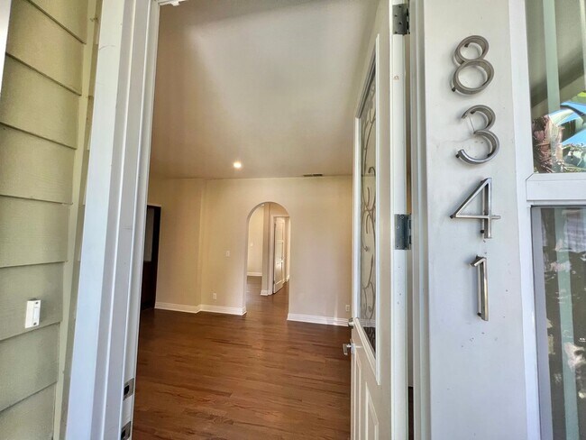 Foto del edificio - 8343 DUNBARTON - SHORT TERM LEASES AVAILABLE , NEWER*4 BD*3BA*TOWNHOME*PRIVATE YARD*WASHER/DRYER*