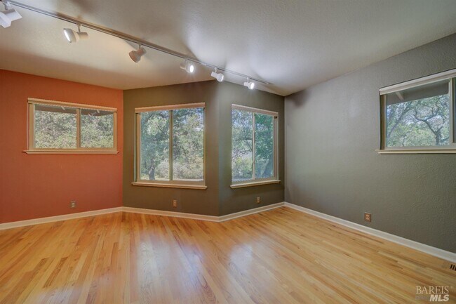 Foto del edificio - 4570 McCready Ct