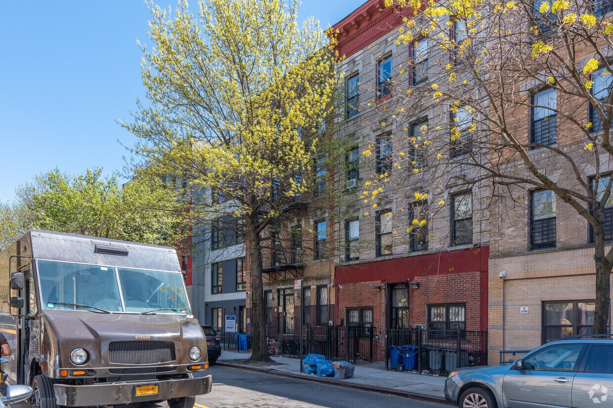 Foto del edificio - 552 Gates Ave