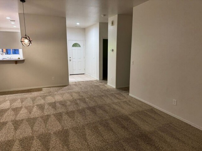 Building Photo - 4964 Summit Cir