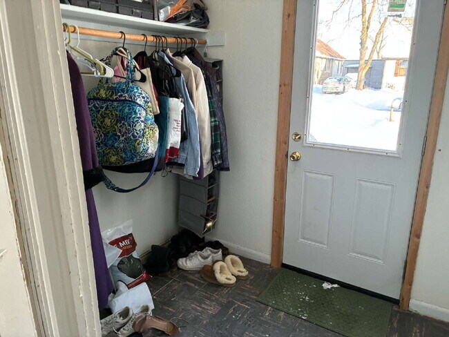 Building Photo - Awesome 2 Bed 1 Bath! Available June 1st!