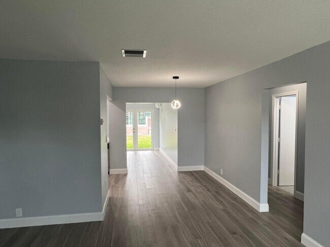 Building Photo - 7307 NW 57th Ct