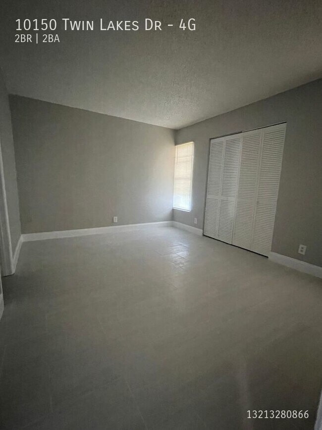 Building Photo - 10150 Twin Lakes Dr