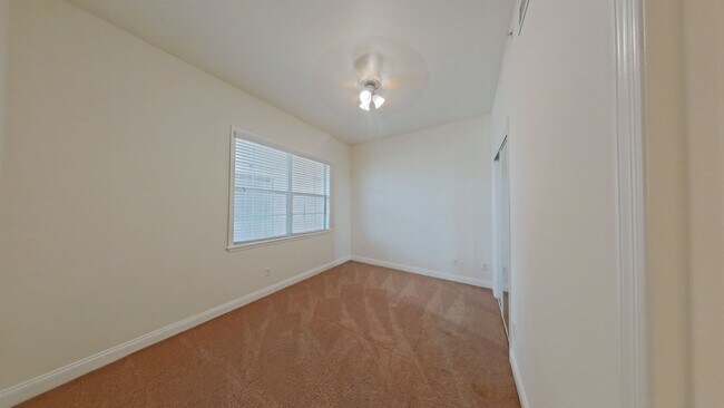 Building Photo - Luxury 3/2 Reunion Condo