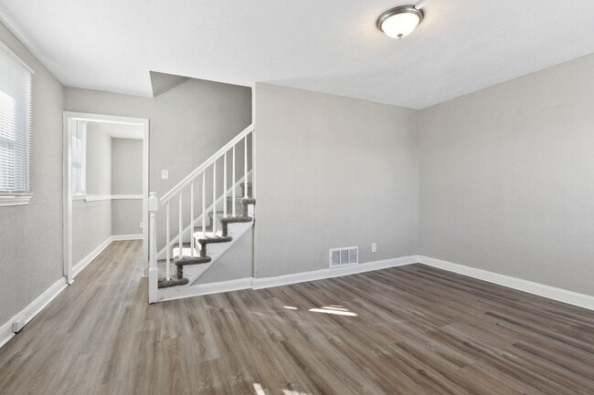 Building Photo - Finished Basement & Fenced Backyard!