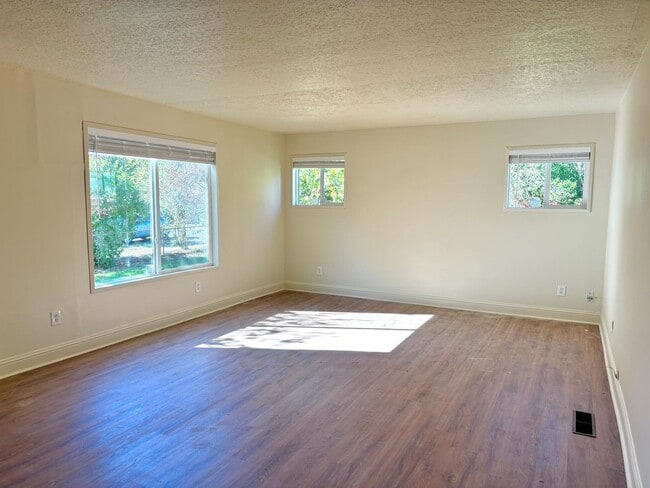 Building Photo - Powellhurst-Gilbert Updated 4 Bedroom/2 Ba...