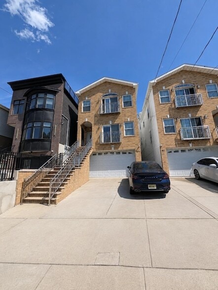 102 - 1/2 Western Avenue - 102 - 1/2 Western Avenue Apartment