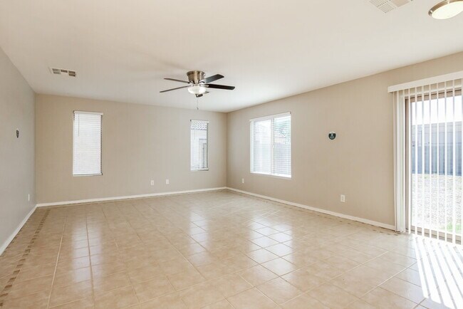 Foto del edificio - 1588 S 220th Ln