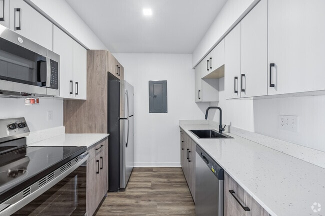 2BR, 2BA - 975SF - Kitchen - Maison Hills