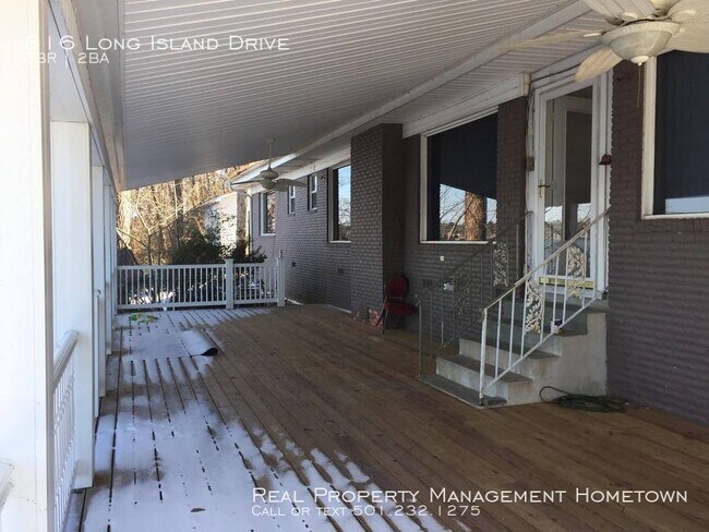 Building Photo - Stunning home on lake Hamilton.