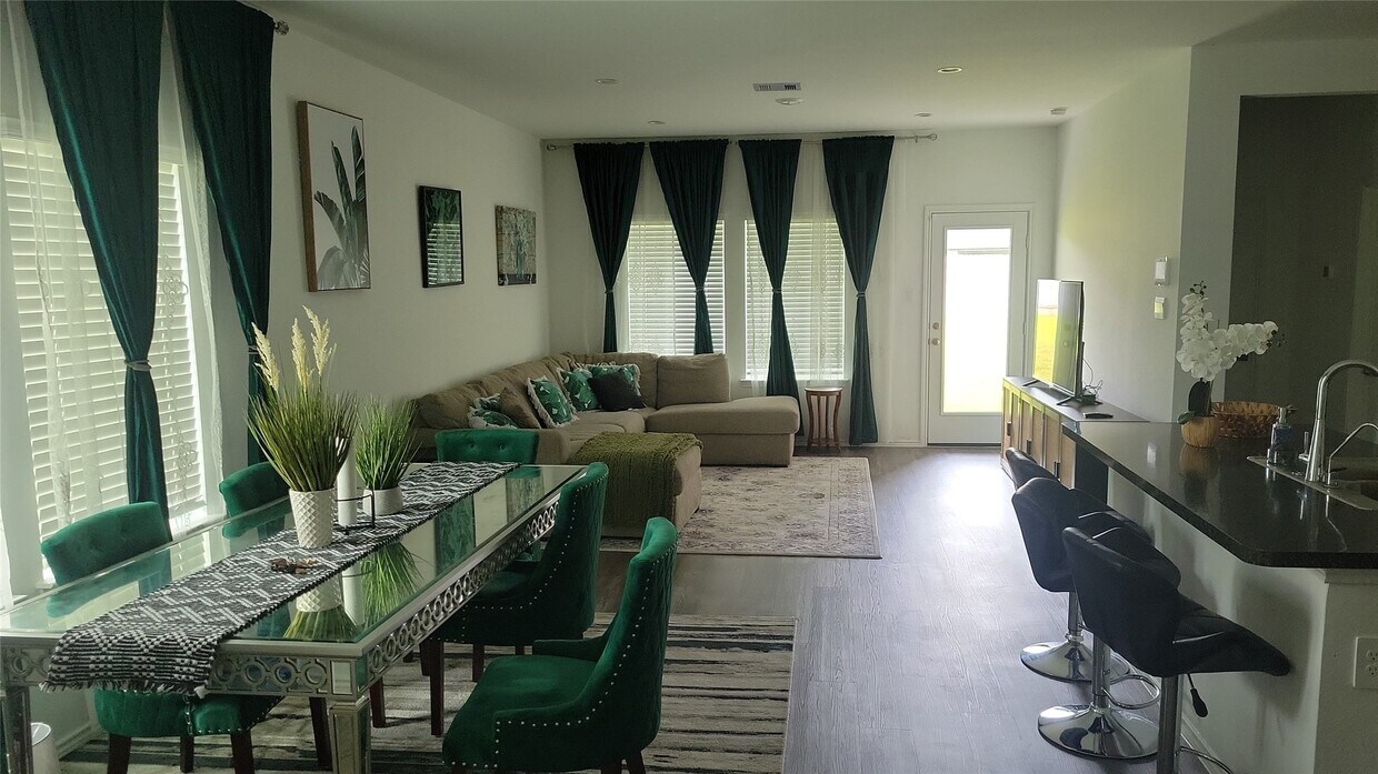 Foto del edificio - 24443 Springfield Valley Dr