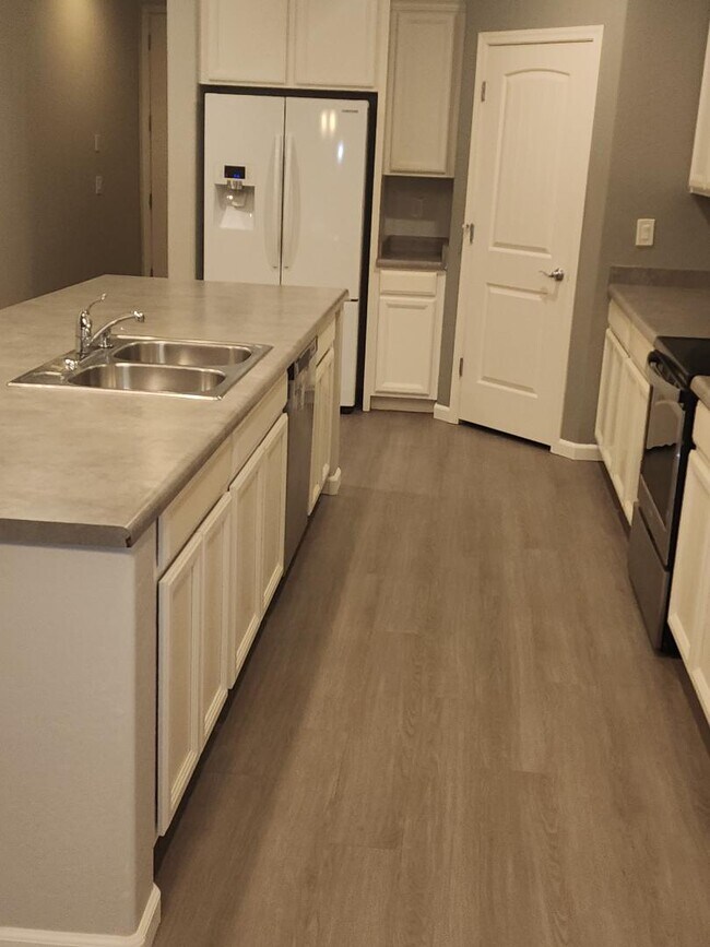 Puerta de cocina y despensa - 40768 W Rio Grande Dr