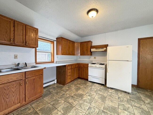 Foto del edificio - Upper Level 2 Bedroom Apartment - AVAILABLE TODAY