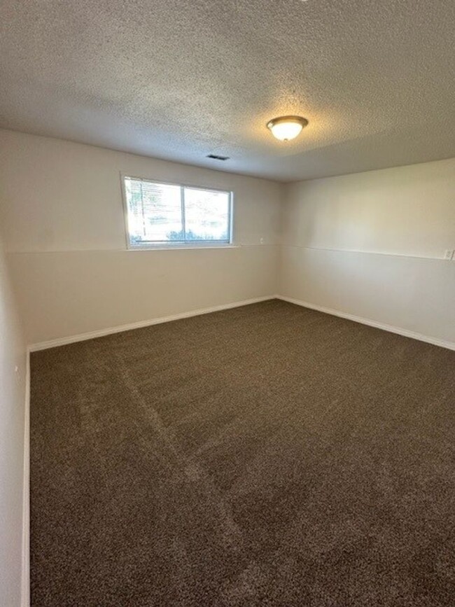 Building Photo - Beautiful 4 Bedroom 2 Bathroom house! #1103