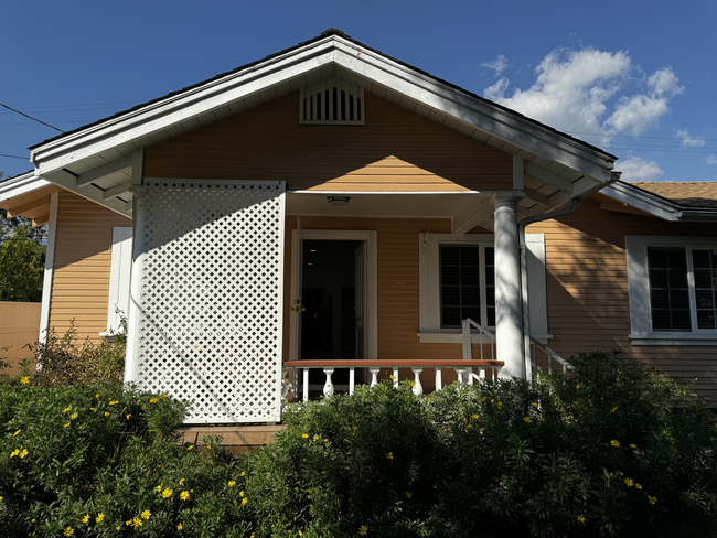 Front - 1517 E Woodbury Rd