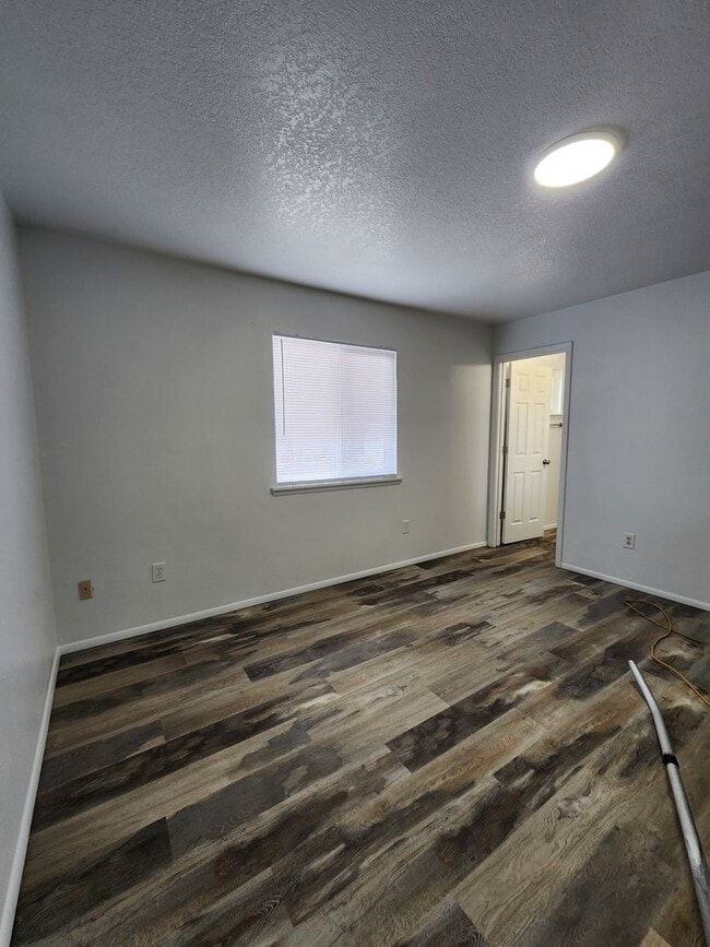 Building Photo - Beautifully Done Home Waiting For You...