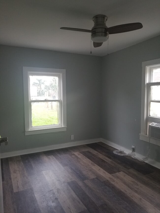 Second bedroom. - 5013 Avenue M