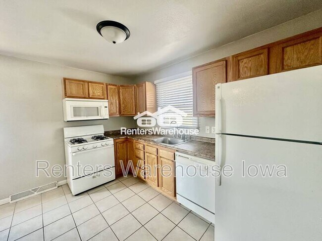 Building Photo - 4120 SE 15th Ct