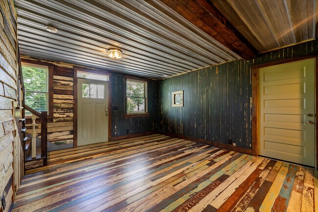 Building Photo - 953 W Shadburn Ave