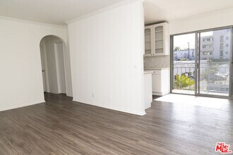 Building Photo - 1112 N Olive Dr