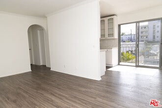 Building Photo - 1112 N Olive Dr