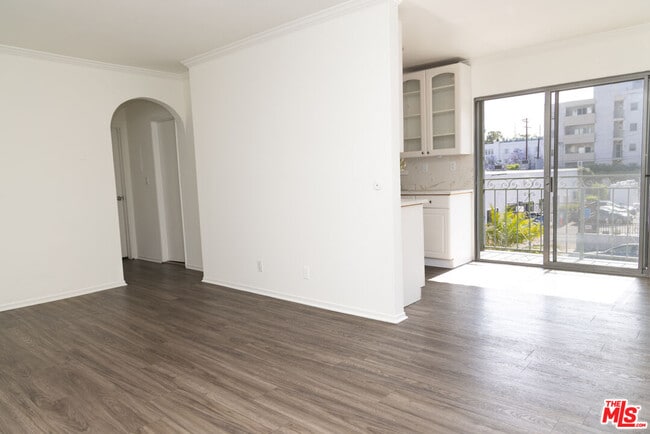 Building Photo - 1112 N Olive Dr