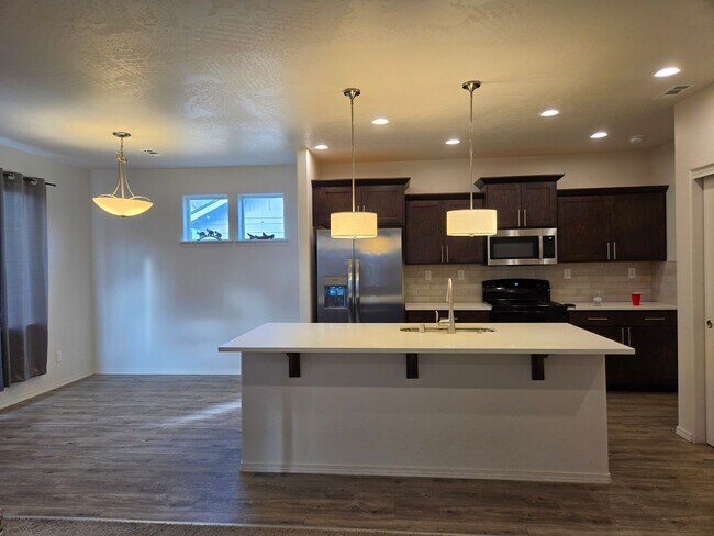 Foto del edificio - 2-story 3 bed 2.5 bath with garage