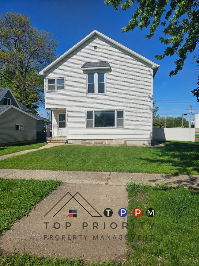 Building Photo - 2 Bedroom | 1 Bathroom Lower Level Unit in...