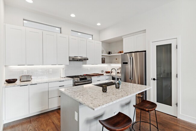 Foto del edificio - 2345 Decatur St