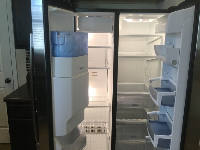 Foto del edificio - End Unit Townhome with Tons of Extra Storage!