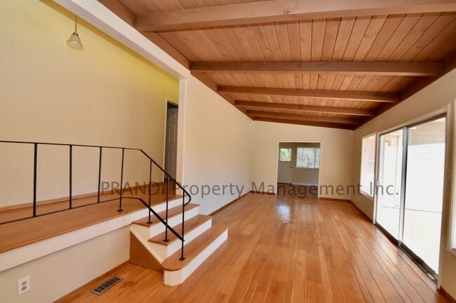 Building Photo - Fairfax Home With Great Views
