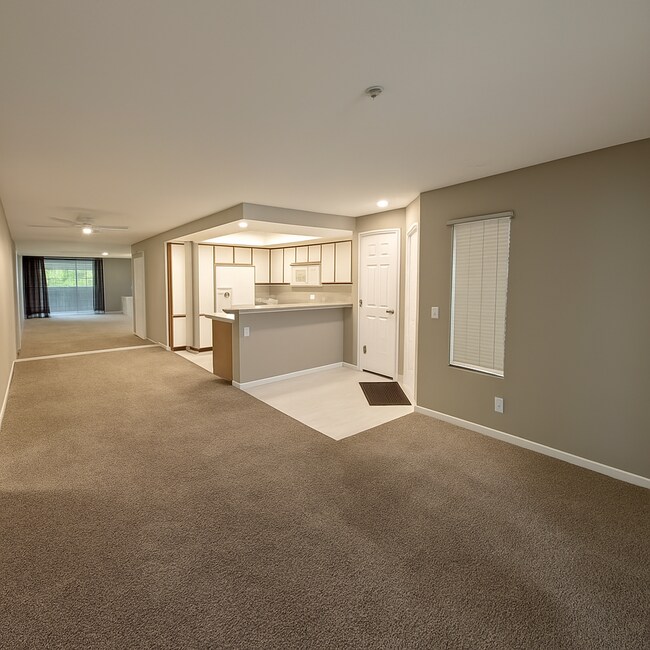 Foto del edificio - MOVE-IN READY – 1-BEDROOM CONDO IN TUSTIN ...