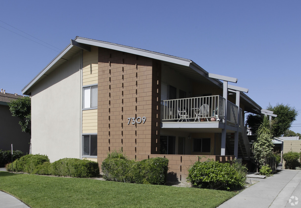 Building Photo - La Palma Park Apartments