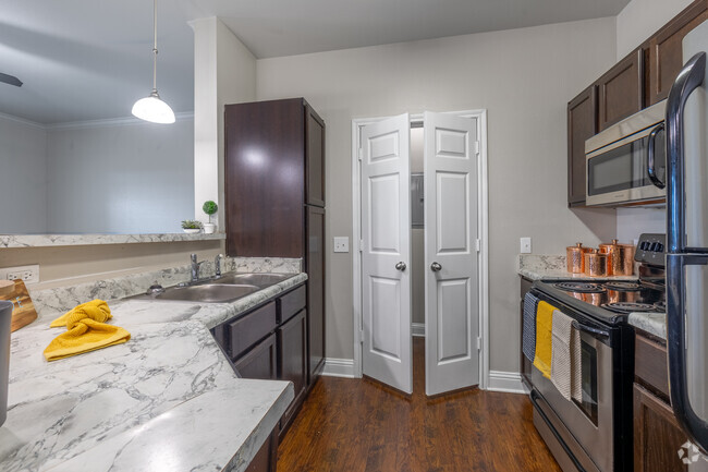 2BR, 2BA - 1,023SF - Kitchen - The Colony Luxury Apartments