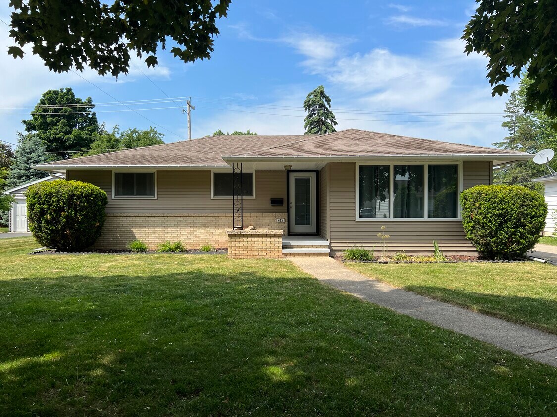 Primary Photo - 848 E Lindbergh St