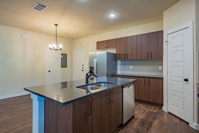 Building Photo - AVAILABLE NOW! GORGEOUS 2 BEDROOM FOUR PLE...