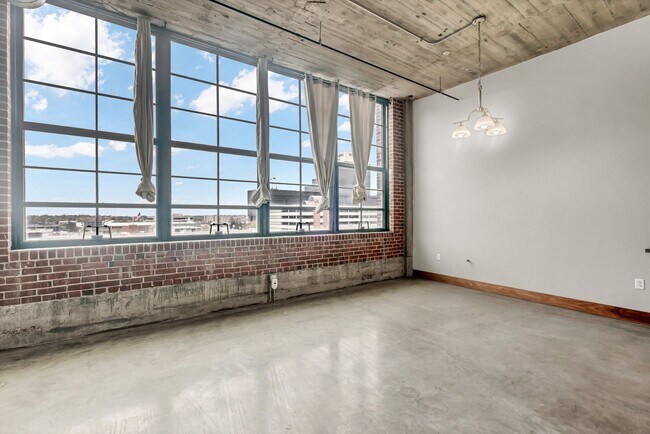 Building Photo - Beautiful 2-bedroom loft with garage parking, and community room with swimming pool!