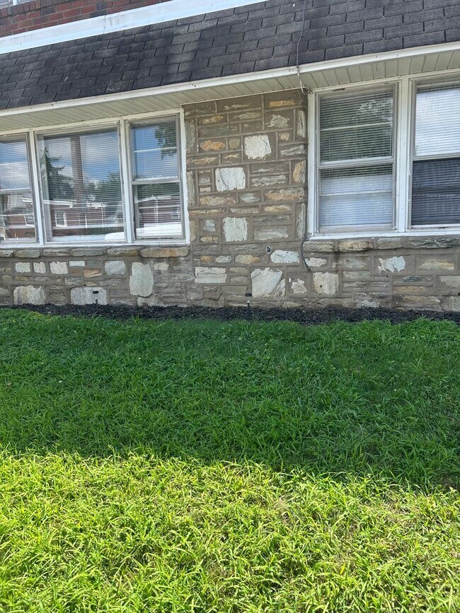 Building Photo - 538 Lawler St