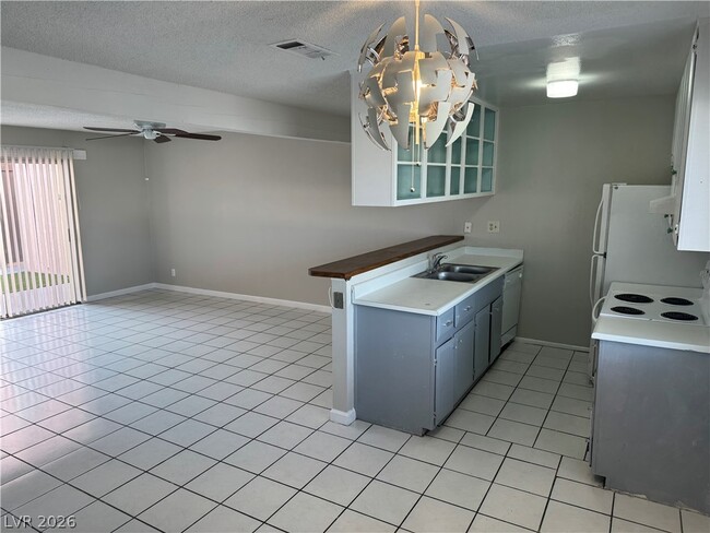 Foto del edificio - 2158 E Desert Inn Rd