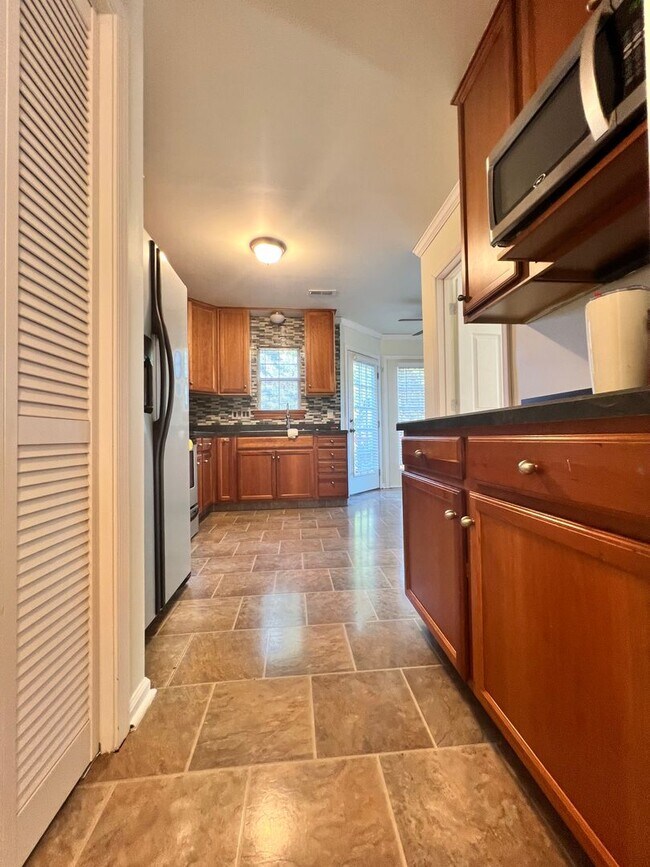 Building Photo - Great Duplex in Briarwood