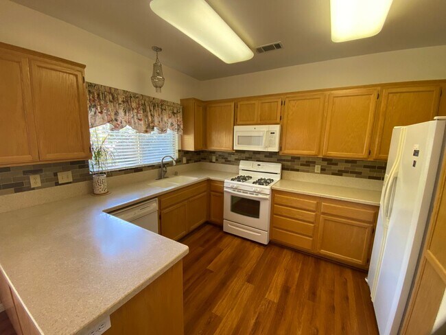 Foto del edificio - 2 Story 4 bed, 2 1/2 bath home in Simi Valley!