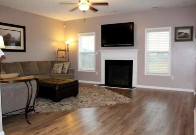 Foto del edificio - 613 Pecan Grove Loop