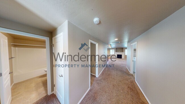 Building Photo - Ven2249/2255