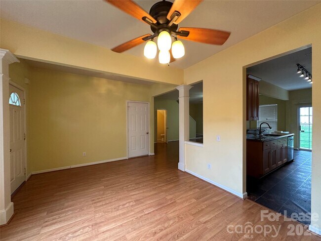 Foto del edificio - 6954 Beverly Springs Dr