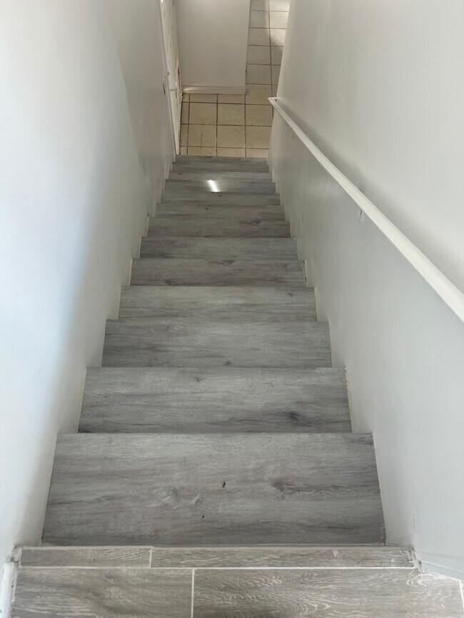 Building Photo - 244 Melrose Dr