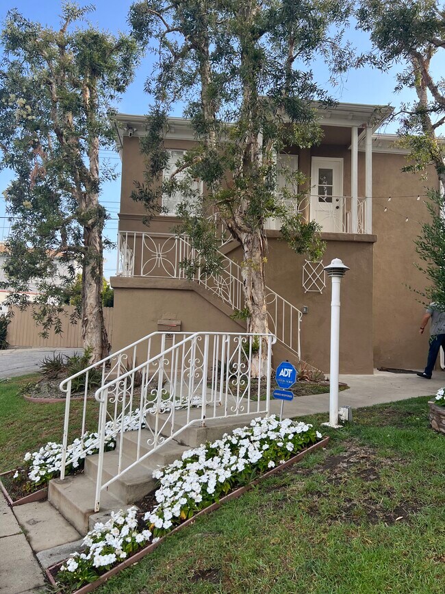 Building Photo - 374 S La Jolla Ave
